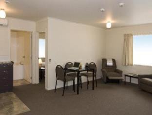 Mangere Hotel | BKs Pioneer Motel