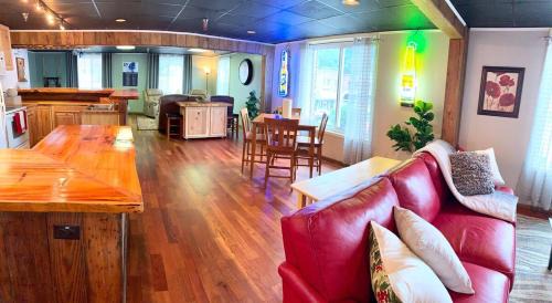 West Jefferson Apartment | Black Jacks Downtown Loft