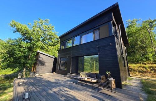 Central Serbia Ski Chalet | Blackberry Cabin lakeside escape
