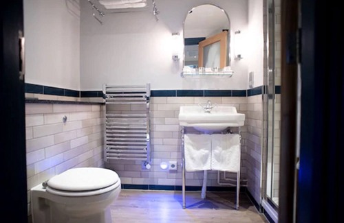 Earl's Court Hotel | Blackbird