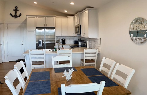 Ocean Shores Cottage | Blue Anchor Cottage - pet friendly retreat! Game Room! Walk to beach!