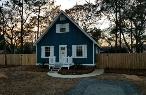Tranquil Harbour House | Blue Cottage: Renovated Beachside Retreat, Pet-Friendly w/Fenced Private Yard