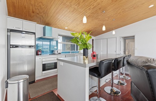 Mangawhai Heads Cottage | Blue Crush Villa - Mangawhai Heads Holiday Home