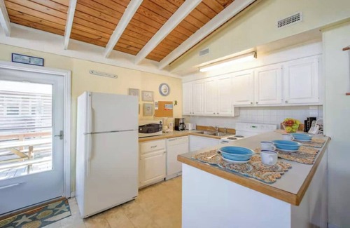 Avon Cottage | Blue Mere- Oceanside, 450 ft to Beach Walkway, Avon NC, USA!