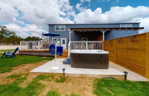 Kerrville House | Blue Oasis in the Hill Country