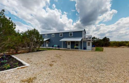 Kerrville House | Blue Oasis in the Hill Country