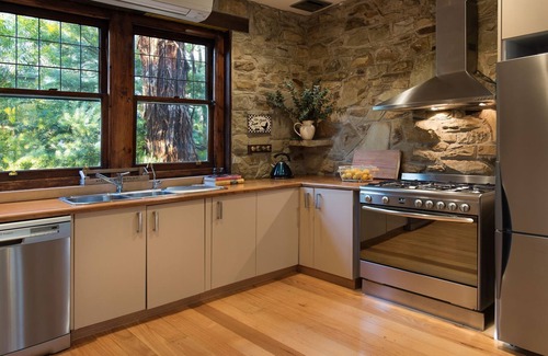 Hepburn House | Bluegums Retreat - (a haven for families and groups of friends)