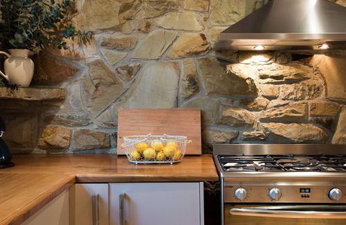 Hepburn House | Bluegums Retreat - (a haven for families and groups of friends)