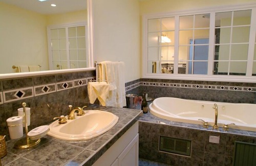 Bolton Landing Cabin | Boathouse Waterfront Lodging