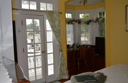 Bolton Landing Cabin | Boathouse Waterfront Lodging