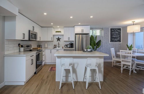 Prince George House | Boho Bliss - Cozy Comfort Near UHNBC + Pet Friendly