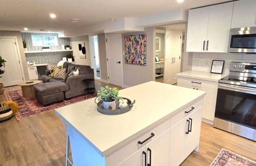 Prince George House | Boho Bliss - Cozy Comfort Near UHNBC + Pet Friendly