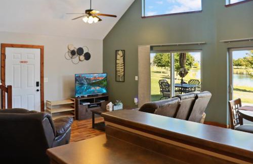 Arnolds Park House | BOHO Bungalow on the Pond w/Hot Tub