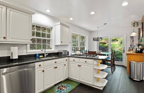 Bolton Landing House | Bolton Beach House w/Dockspace & Hot Tub