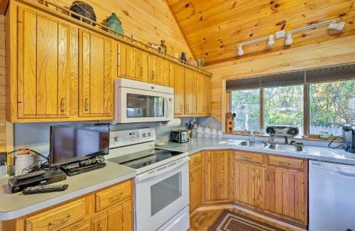 Bolton Landing House | Bolton Landing Cottage with Deck, Walk to Beach!