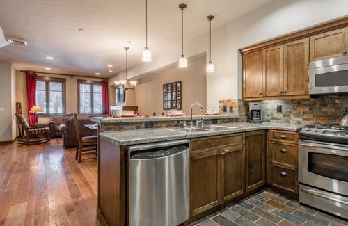 Woodwinds House | Book Summer Stays Now! Three-Level Townhome with Golf Course Views! Fireplace!