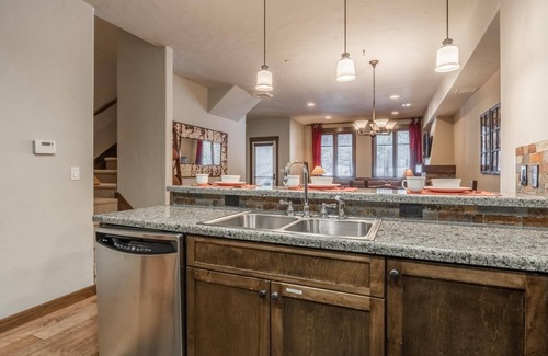 Woodwinds House | Book Summer Stays Now! Three-Level Townhome with Golf Course Views! Fireplace!