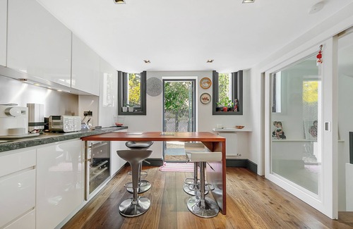 Earl's Court Apartment | Botanical Boutique in South Kensington, by Veeve