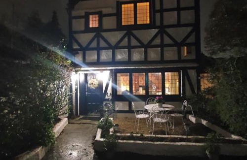 Boscombe House | Bournemouth secluded cottage 10mins walk to beach