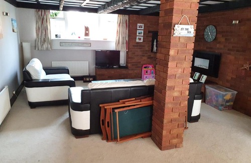 Boscombe House | Bournemouth secluded cottage 10mins walk to beach