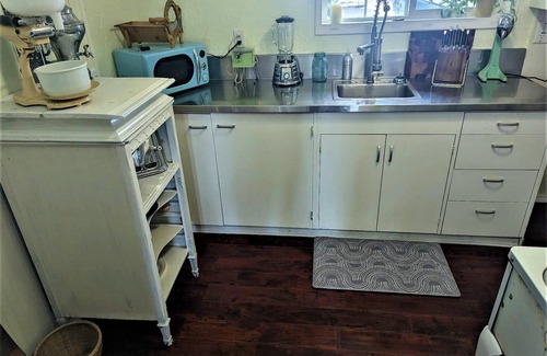 Westlake Cabin | Brakeman's Bay - Luxury Studio Vacation Rental - Wheelchair Accessible