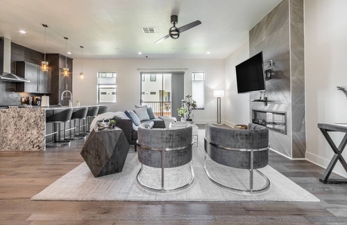 Oak Cliff House | Brand new Bishop Arts Condo-Right in the middle of it all! Three bathrooms!