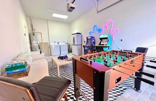 Riverview West House | Brand New Build, Luxurious, Bright, Cozy Staycation, 20 mins to Disney, Arcade