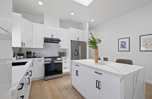 Riverview West House | Brand New Build, Luxurious, Bright, Cozy Staycation, 20 mins to Disney, Arcade