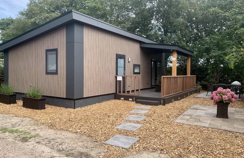 Sint Maartensvlotbrug House | Brand new chalet, placed in June 2024 at Bungalowpark Campanula. Spacious and modern furnished for 5 persons. Free WiFi.