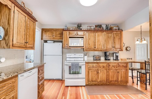 West Falmouth House | BRAND NEW LISTING! 5BD Home-A/C, Screen Porch, Close to Shining Sea Bikeway