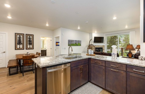 Lakeside Village Condo | Brand New Luxury Condo/Stunning Mountain Views/Shared Hot Tub/Shuttle to Lifts