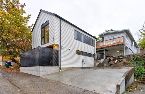 Green Lake House | Brand new, Modern 2 Bedroom home near Greenlake.