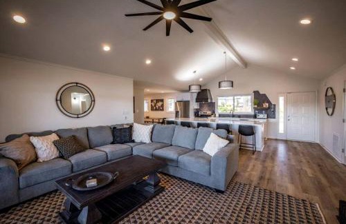 Mayhew House | Breathtaking Cottage with Fire Pit and Amazing Views in Mooresville, North Carolina