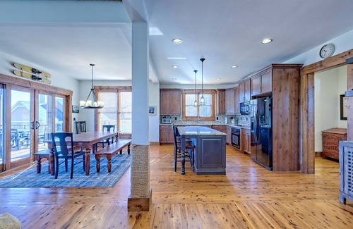 Lavonia House | Breathtaking panoramic lake views on deep water!