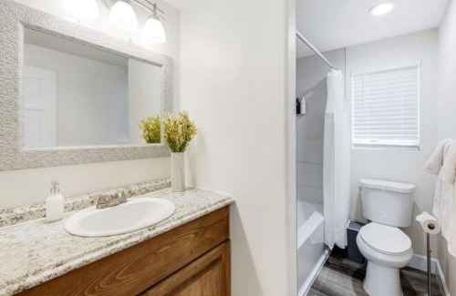 Grant Hill Apartment | Bridge Pool Spa Min to Downtown Freeways Beaches