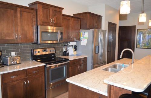 Arnolds Park Villa | Bridges Bay Vacation Cabin 185