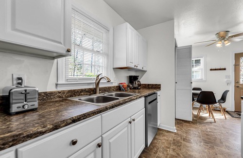Chapel Hill House | Bright 3 bedroom House, near UNC Campus and Medical Centers!