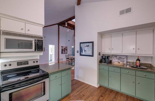 Oak Park - Northwood House | Bright & airy 3 bedroom home centrally located in zip 78209!