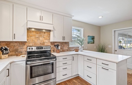 Ferrysburg House | Bright & Beautiful - Family-Friendly, Newly Renovated, Steps to the Shore!