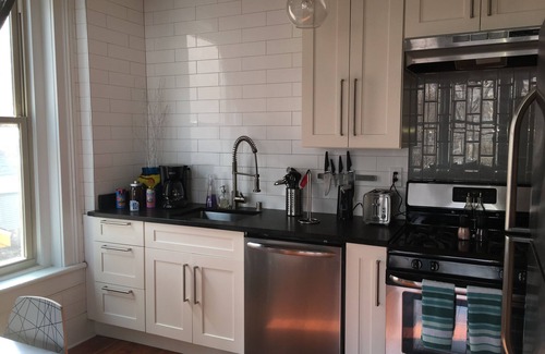 Butchertown Apartment | Bright Butchertown Apt - Available for 30 day + rentals - ALL UTILITIES INCLUDED