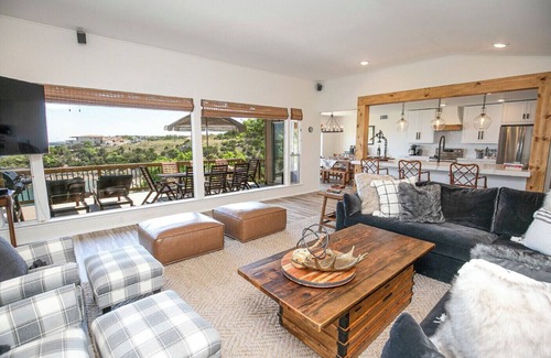 Lakeway House | Bright Cove Bungalow- Charming & Luxe Waterfront home located on Lake Travis