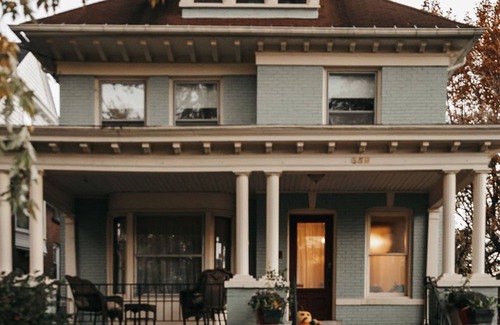Niagara Falls House | Bright, Cozy, Artistic Victorian. Walking distance to Downtown and The Falls!