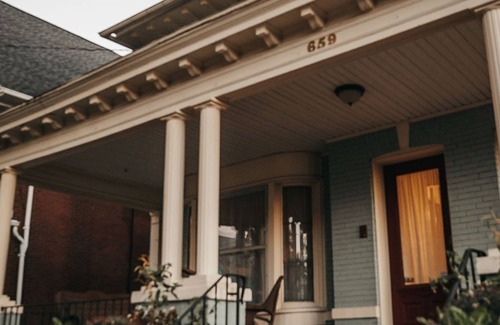 Niagara Falls House | Bright, Cozy, Artistic Victorian. Walking distance to Downtown and The Falls!