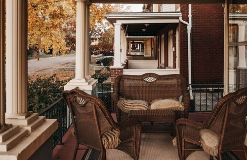 Niagara Falls House | Bright, Cozy, Artistic Victorian. Walking distance to Downtown and The Falls!