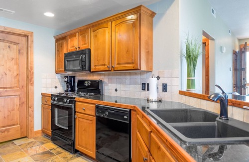 Kimball Junction Condo | Bright luxury quiet 2nd floor 2/2 condo with fireplace, deck, and sunset views