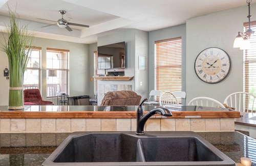 Kimball Junction Condo | Bright luxury quiet 2nd floor 2/2 condo with fireplace, deck, and sunset views