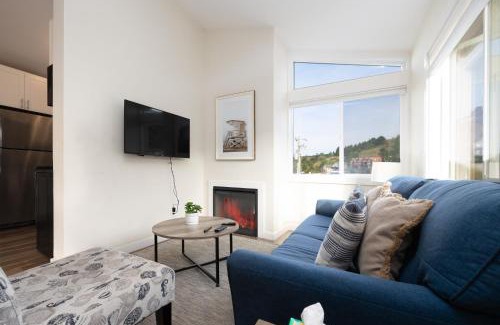 Edgemar - Pacific Manor House | Bright Pacifica Townhouse