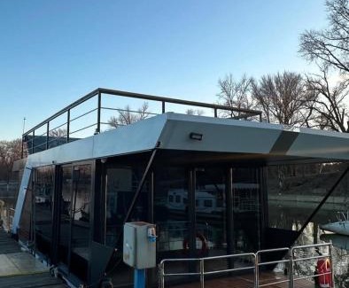 Belgrade Boat Rental | Bright Room Houseboat