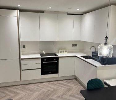 St Albans Apartment | BRIGHT & SPACIOUS Apartment, ST ALBANS CITY CENTRE, PRIME LOCATION, Walk to TRAIN STATION, Allocated PARKING SPACE