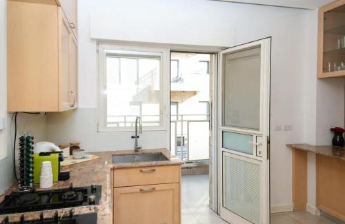 Rehavia Apartment | Bright, Spacious, & Homey Central Rechavia Residence
